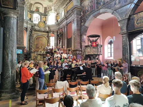 Zbor in zbrani verniki pri binkoštni ekumenski službi