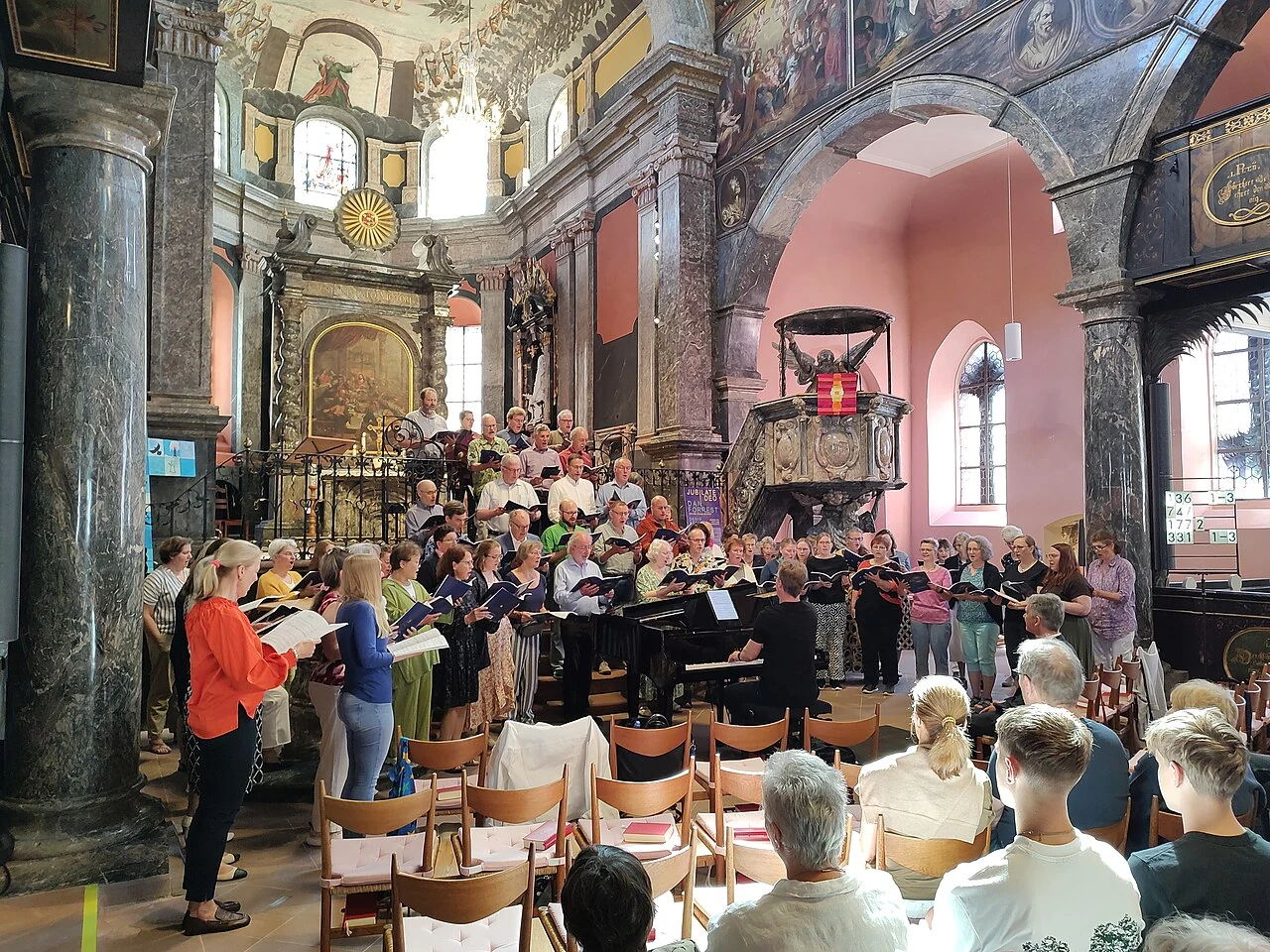 Zbor in zbrani verniki pri binkoštni ekumenski službi