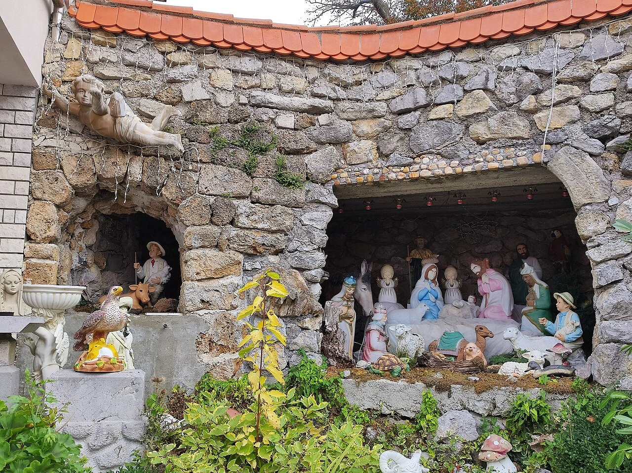 Jaslice s figurami svete družine na Zasavski Sveti gori