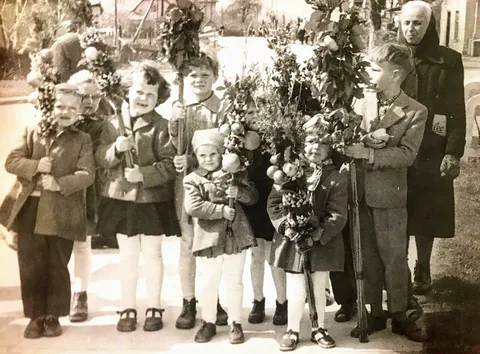 Otroci držijo okrašene cvetnonedeljske butarice