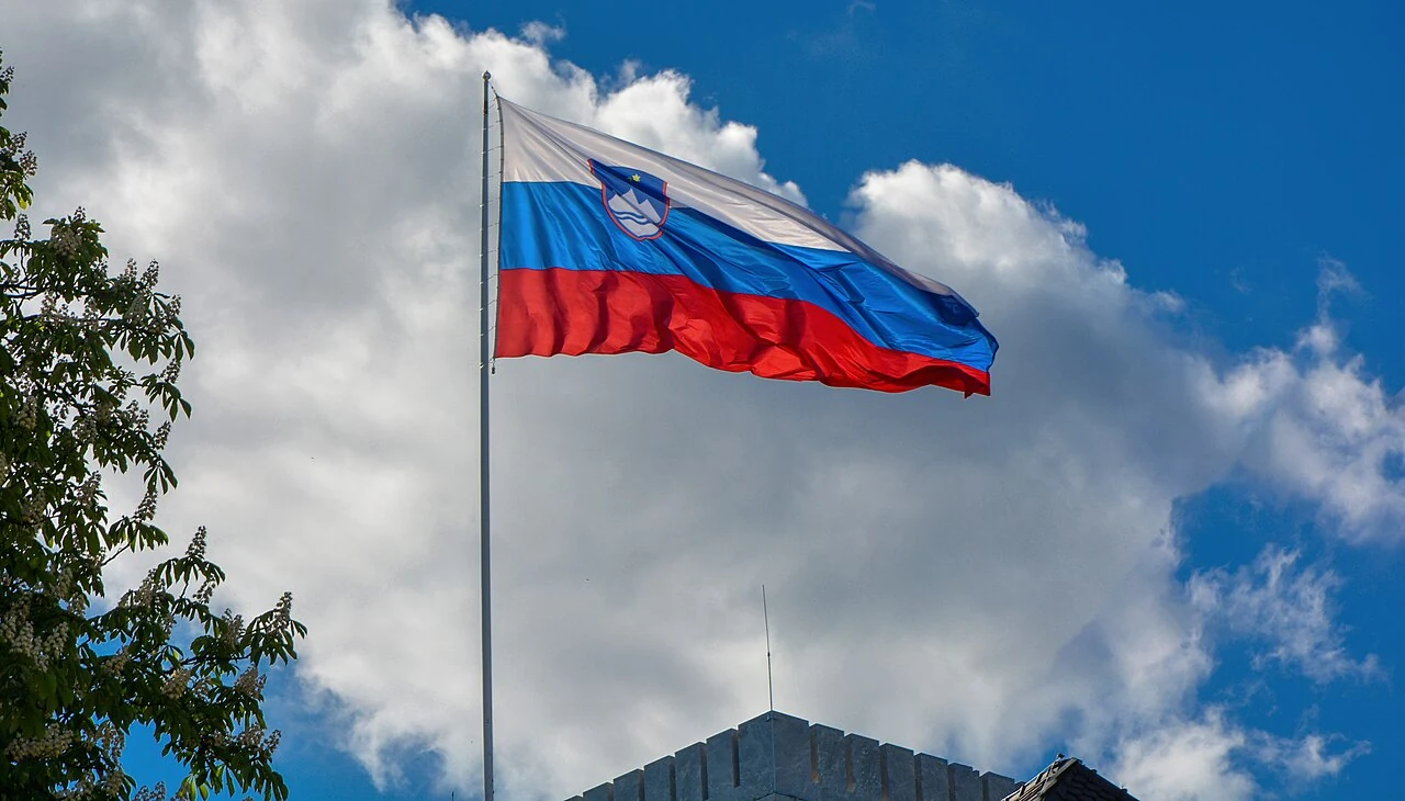 Slovenska zastava plapola na drogu