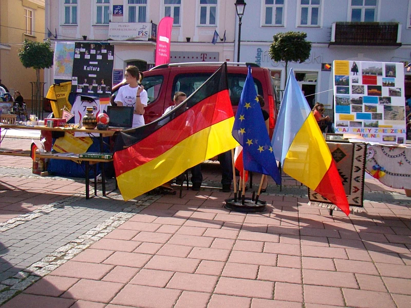 Stojnica z evropskimi zastavami ob dnevu jezikov