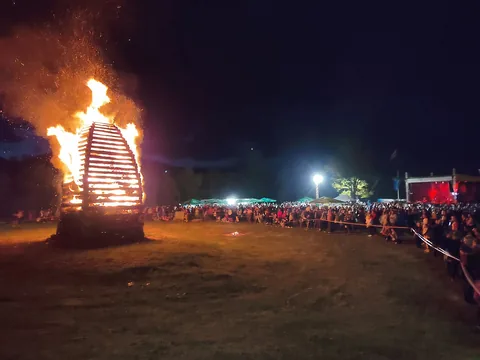 Prvomajski kres in zbrani obiskovalci v Trbovljah