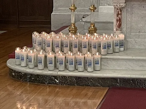 Spominske sveče ob oltarju cerkve