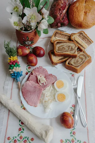 Velikonočna miza s pirhi, potico, šunko in hrenom