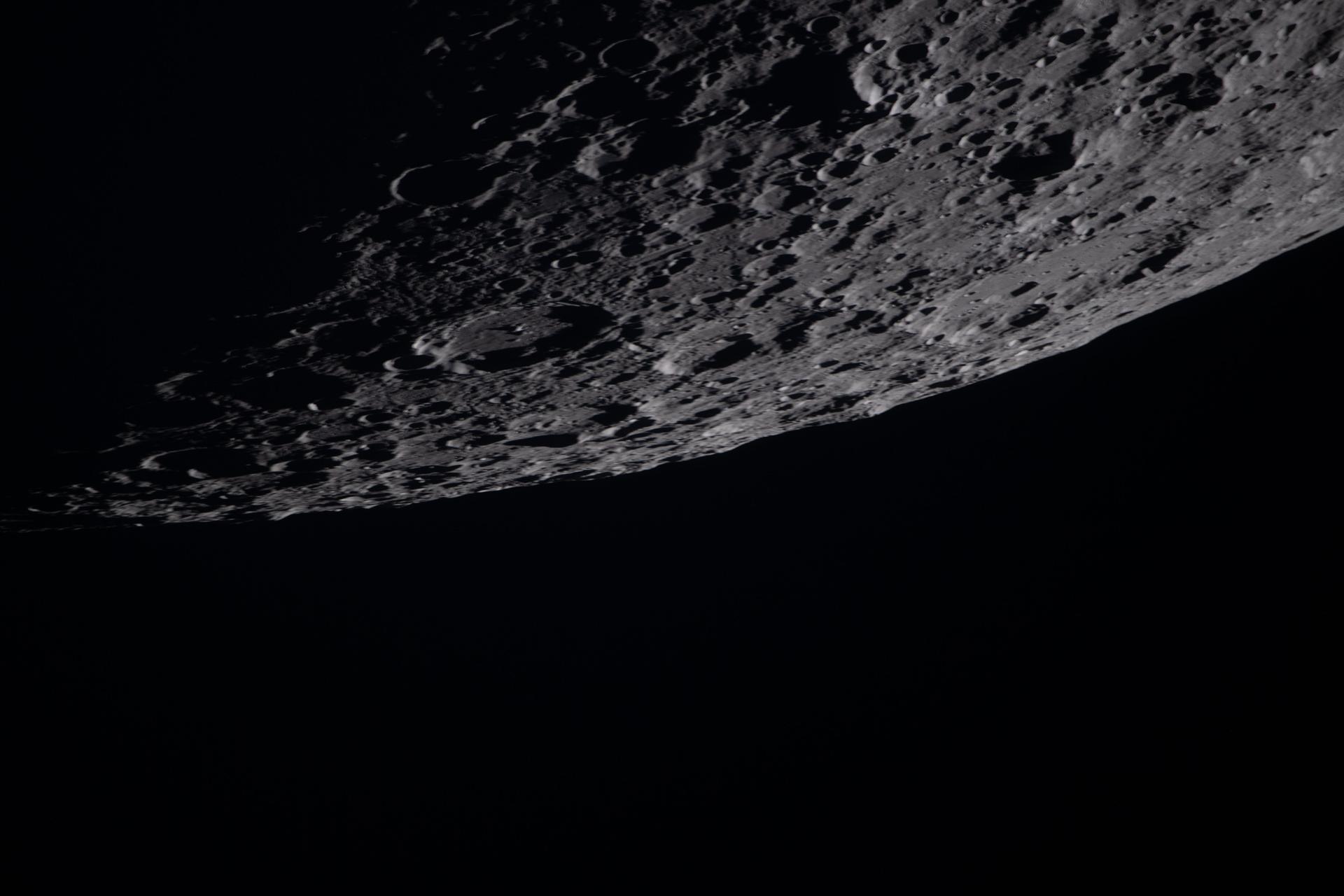Prava fotografija Lune med preletom Artemis II